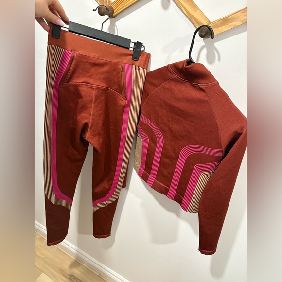 NWT - 2 Pc - FABLETICS - CASEY SEAMLESS JACKET AND LEGGINGS - Picture 10 of 10